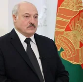 Lukashenko, junto a la bandera de su pais.