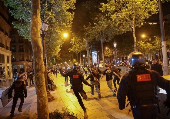 La Policía corre tras un grupo de jóvenes que realizaron actos vandálicos en París.