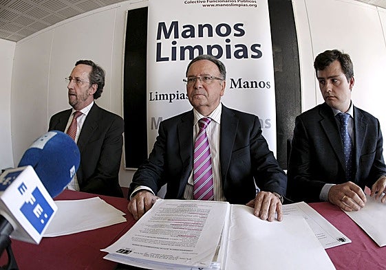 El secretario general de Manos Limpias, Miguel Bernat (c)