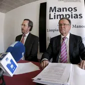 El secretario general de Manos Limpias, Miguel Bernat (c), acompañado por los abogados de la misma asociación, Jaime Alonso (i) y Joaquín Ruiz Infante (d)