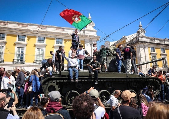 El desfile militar por el centro de Lisboa ha sido el inicio de la celebración.