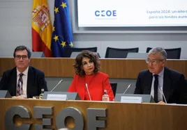 El presidente de la CEOE, Antonio Garamendi; la vicepresidenta primera y ministra de Hacienda, María Jesús Montero y el presidente de PwC España, Gonzalo Sánchez.