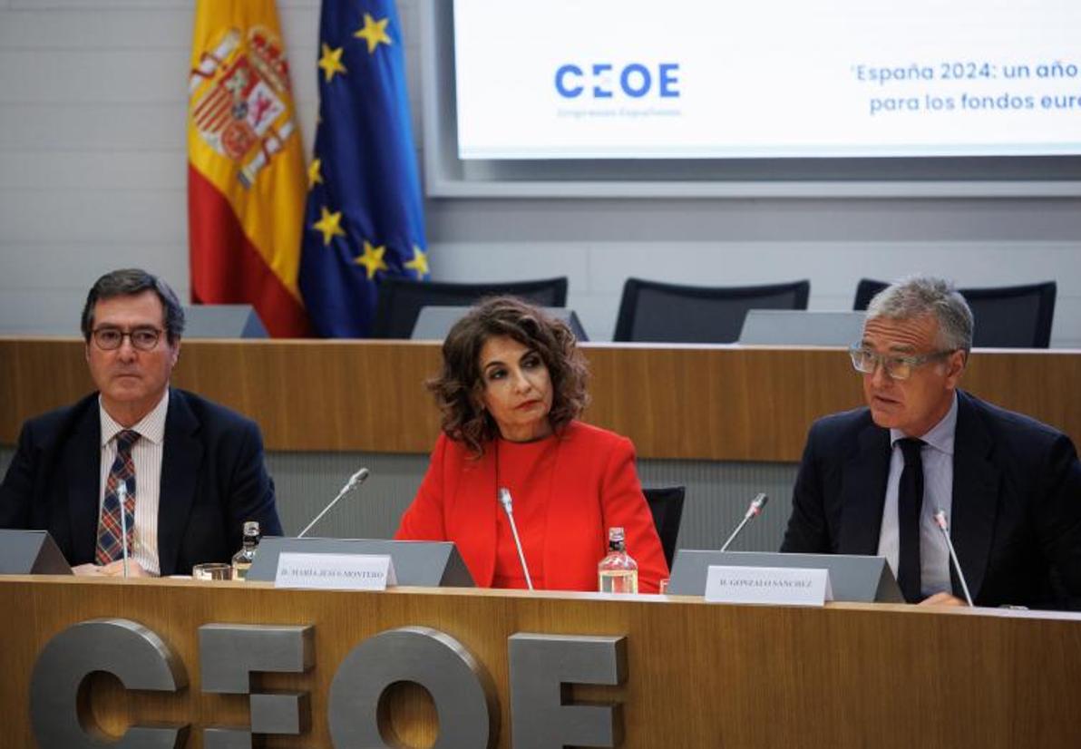 El presidente de la CEOE, Antonio Garamendi; la vicepresidenta primera y ministra de Hacienda, María Jesús Montero y el presidente de PwC España, Gonzalo Sánchez.