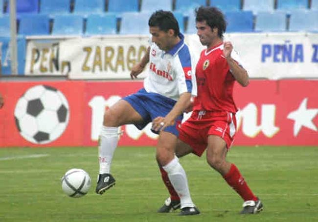 Disputa entre dos jugadores en un Real Zaragoza-Hércules.