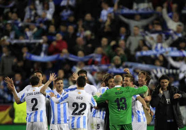 Los jugadores del Málaga se abrazan tras eliminar al Oporto en octavos de final de la Champions 2012-13.