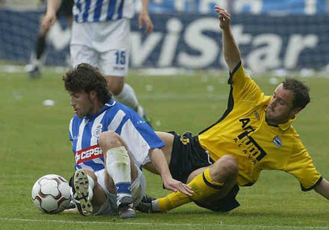 Lance de un partido entre el Recreativo y el Alavés.