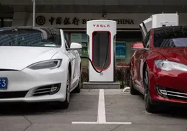 Dos coches Tesla en un supercargador de la compañía.