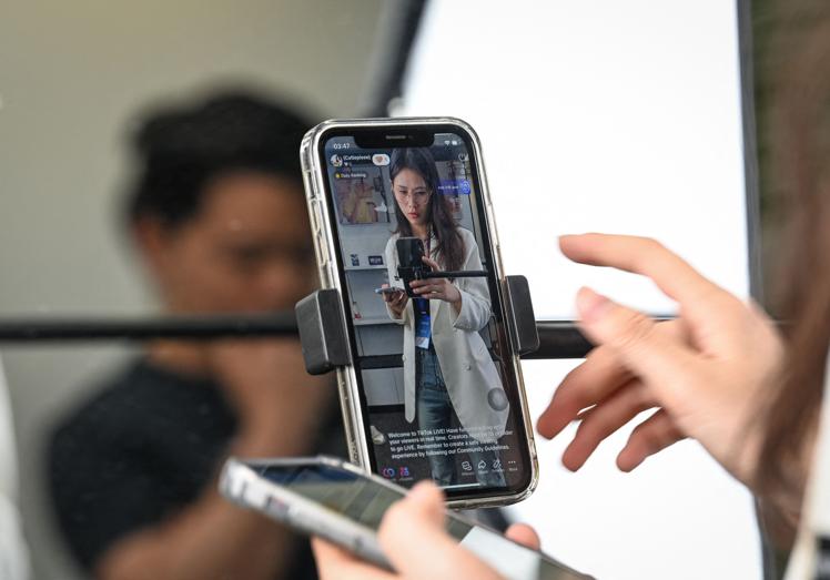 Curso para aprender a hacer directos en TikTok, en China.