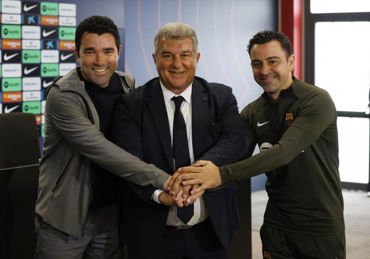 Deco, Joan Laporta y Xavi Hernández.