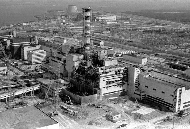 Imagen de la central con el edificio del reactor destruido.