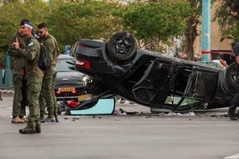 El sedán negro oficial del ministro de Seguridad quedó volcado en el cruce de dos calles.