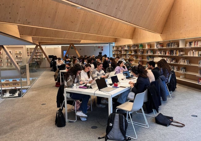 Jóvenes usuarios en una de las seis plantas de la biblioteca.