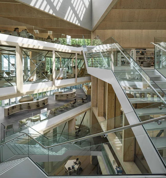 La escaleras conectan los diáfanos espacios del edificio.