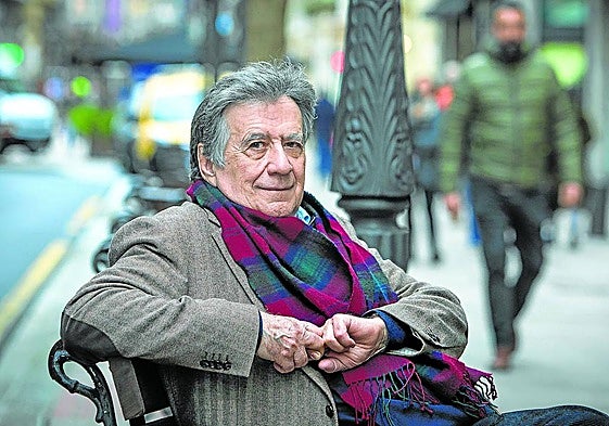 Luis Landero, fotografiado durante la entrevista.