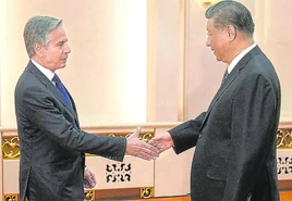 Blinken y Xi se estrechan la mano antes de iniciar la reunión que mantuvieron en la Gran Salón del Pueblo de Pekín.