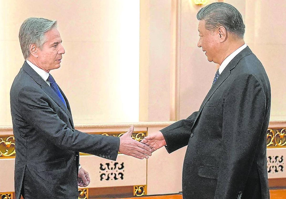 Blinken y Xi se estrechan la mano antes de iniciar la reunión que mantuvieron en la Gran Salón del Pueblo de Pekín.