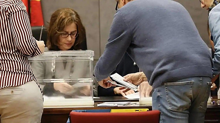 El recuento del voto en el extranjero no modifica el resultado del 21-A
