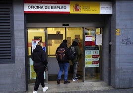 Cola a las puertas de una oficina de empleo en Madrid.