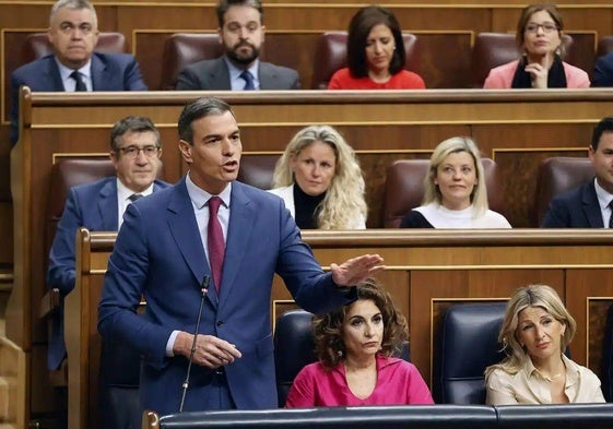 El presidente Pedro Sánchez interviene desde su escaño en el Congreso.