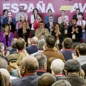 El PSOE se entrega a Sánchez: «Pedro, quédate, merece la pena»