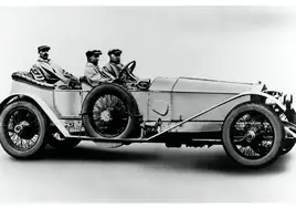 Ernest Hives al volante del Rolls Royce Silver Ghost 1701 en la prueba «Londres ─ Edimburgo»