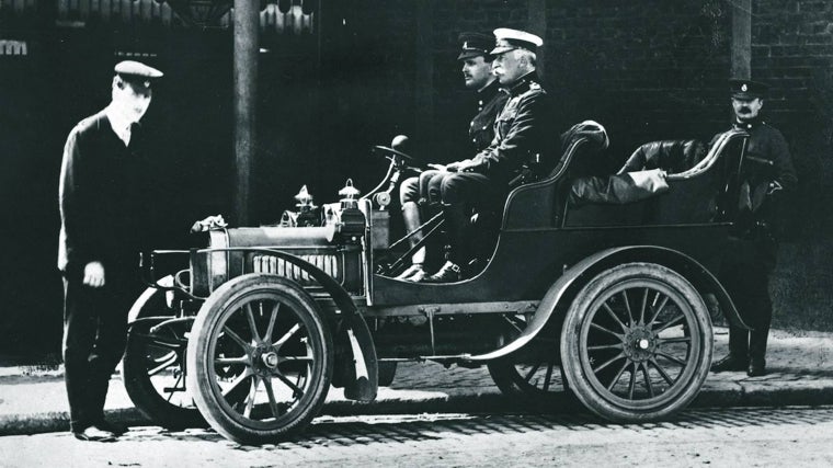 El Honorable Charles Stewart Rolls, acompañado de SAR el Duque de Connaught, al volante de un Royce 10 HP de 1904