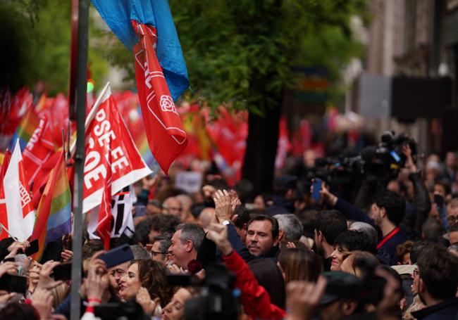 Dirigentes del PSOE se dan un baño de masas tras el comité federal