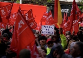 Concentración en Ferraz en apoyo a Pedro Sánchez