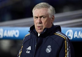 Ancelotti, pensativo durante el partido ante la Real Sociedad.