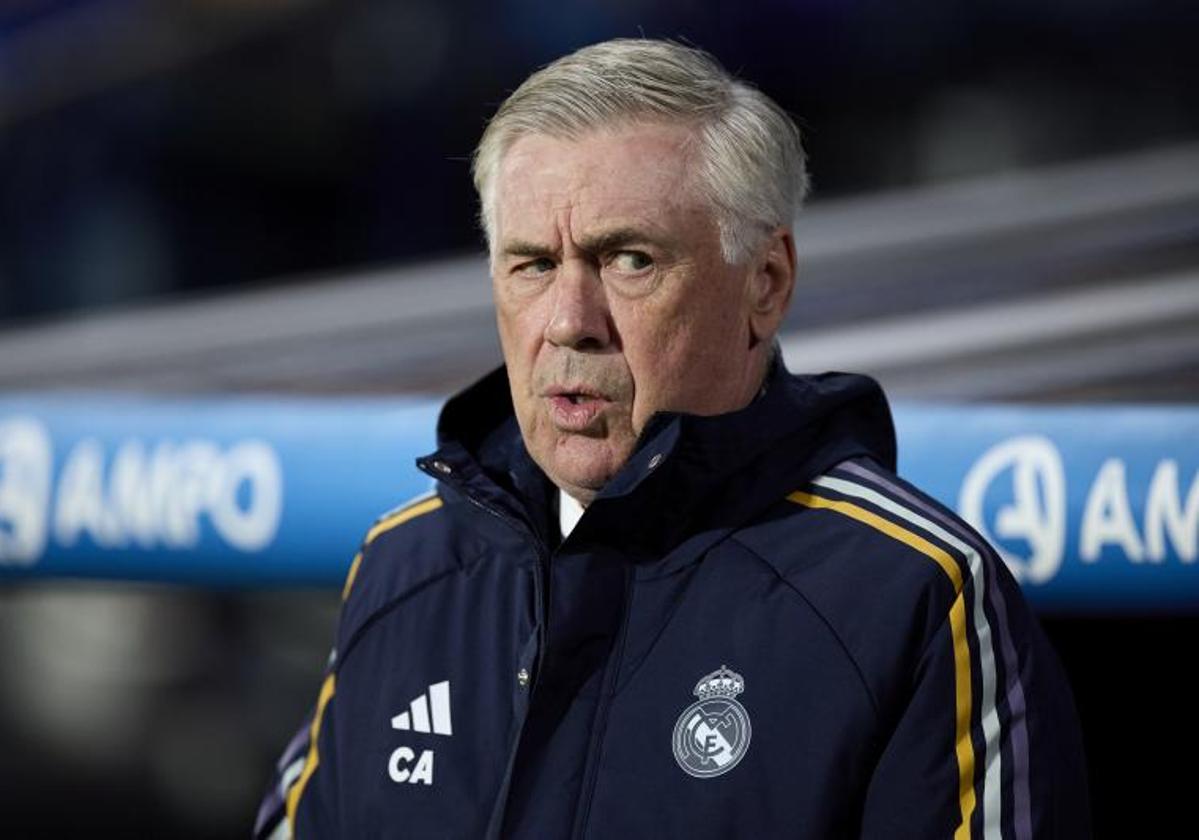 Ancelotti, pensativo durante el partido ante la Real Sociedad.