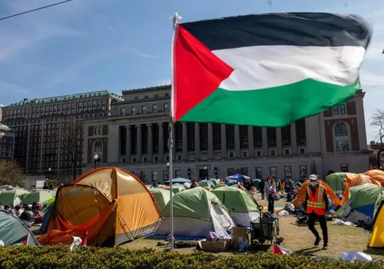 La bandera palestina ondea en el campamento levantado por los estudiantes que protestan contra la guerra en Gaza, en el campus de la Universidad de Columbia, en Nueva York.