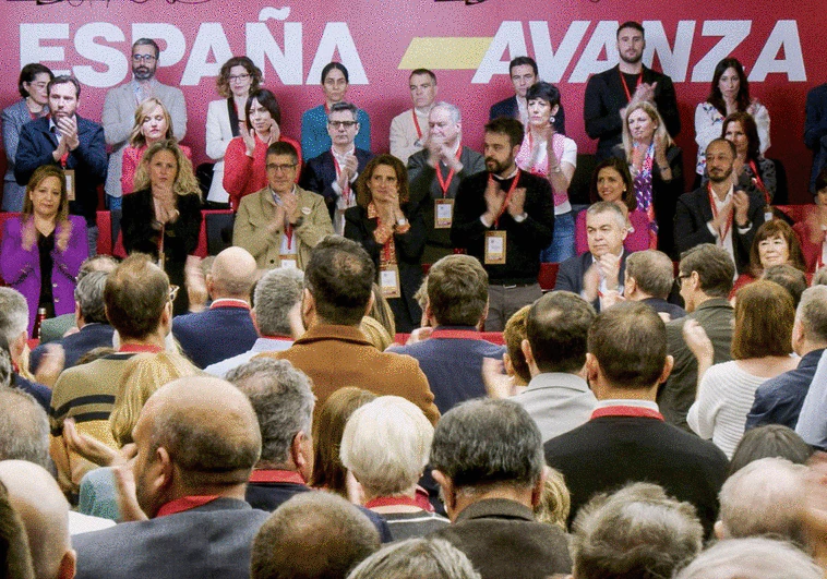 El PSOE se postra ante Sánchez: «Pedro, quédate, merece la pena»