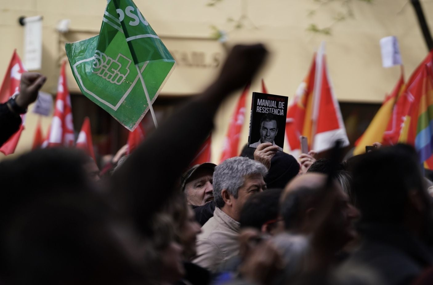 El ambiente es festivo. No ha habido, hasta el momento, incidentes de relevancia, más allá de los gritos a algunas personas que han aparecido con carteles pidiendo la dimisión de Sánchez. 