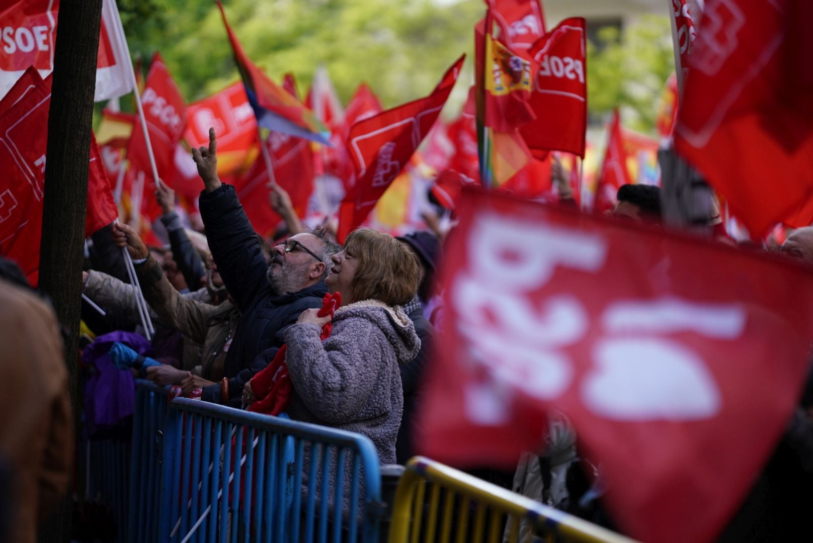 El cordón de seguridad, a diferencia de las protestas de noviembre de la derecha, se sitúa frente a la fachada de Ferraz.