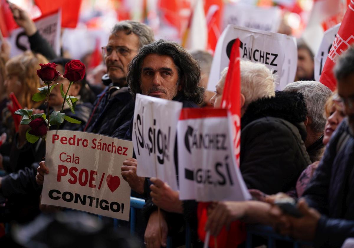 Varios miles de afiliados y simpatizantes socialistas animaron este sábado en la madrileña calle Ferraz, junto a la sede del partido, a Pedro Sánchez a no dimitir.