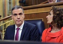 Pedro Sánchez, el miércoles pasado en el Congreso junto a la vicepresidenta primera María Jesús Montero, horas antes de que enviara su carta a la ciudadanía.