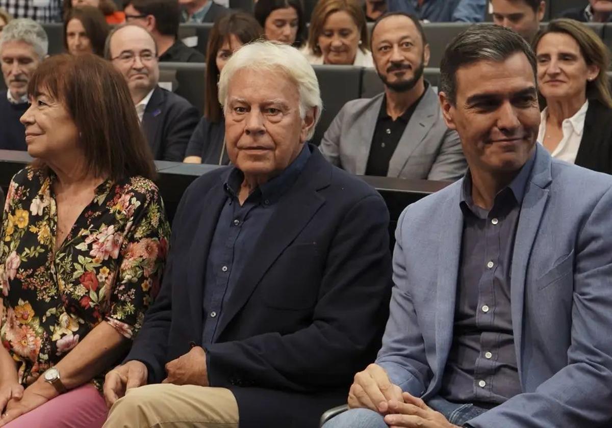 Pedro Sánchez, junto al expresidente socialista Felipe González (centro) y la dirigente socialista Cristina Narbona, en un acto previo a las elecciones generales del 23J.