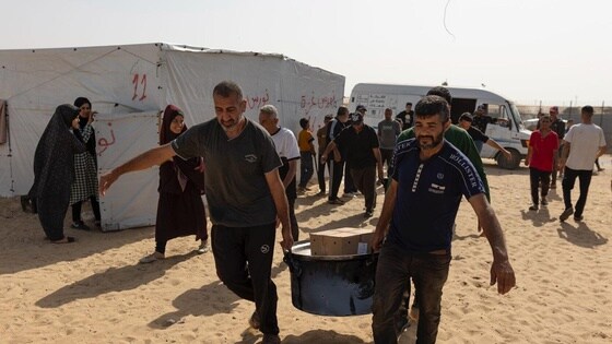 Voluntarios de World Central Kitchen participan en el reparto de comida a los habitantes de Gaza.
