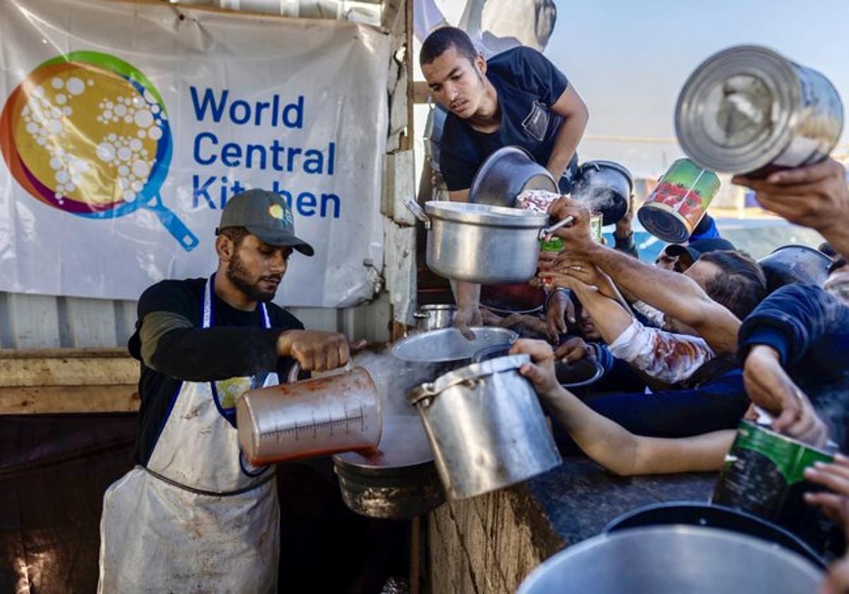 Un miembro de la ONG del cocinero español José Andrés reparte comida en Gaza antes de que la aviación israelí matara a siete de sus cooperantes.