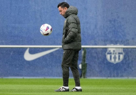 Xavi, durante un entrenamiento del Barça bajo la lluvia.