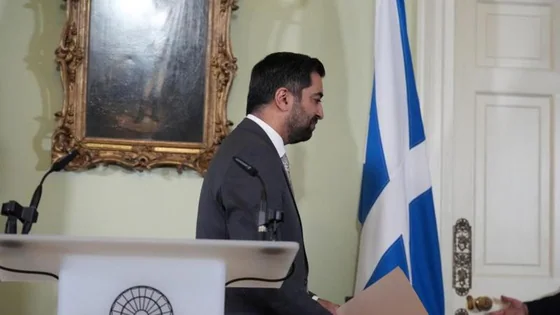 Humza Yousaf, tras anunciar este lunes su dimisión como ministro principal de Escocia.