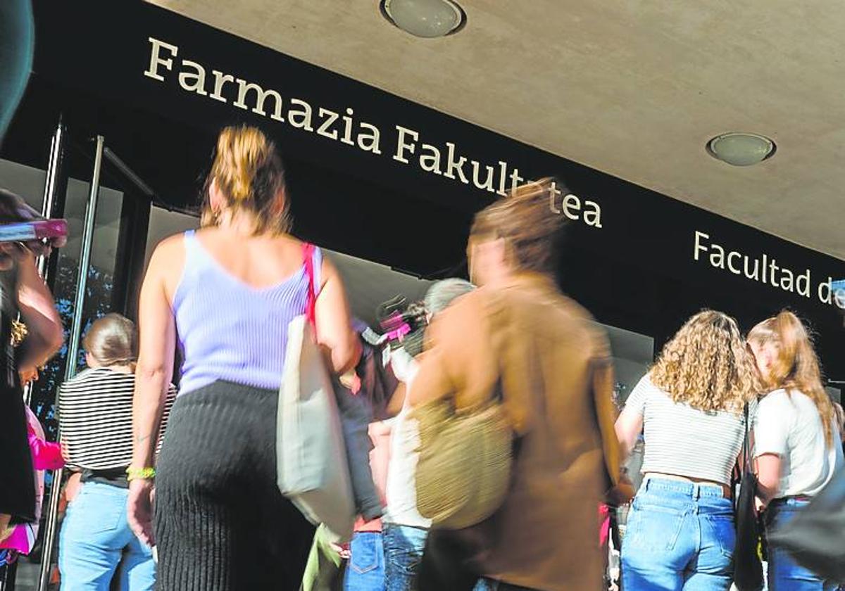 Un grupo de jóvenes entra en la Facultad de Farmacia para presentarse a una oposición.