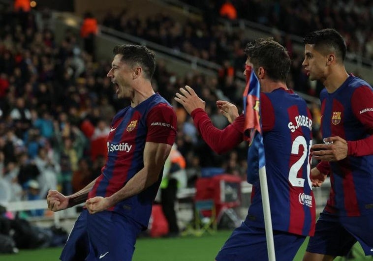 Robert Lewandowski celebra uno de sus tres goles al Valencia