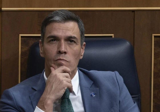 Pedro Sánchez, meditabundo, en su asiento en el Congreso.