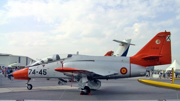 Un avión del Ejército del Aire español con la escarapela