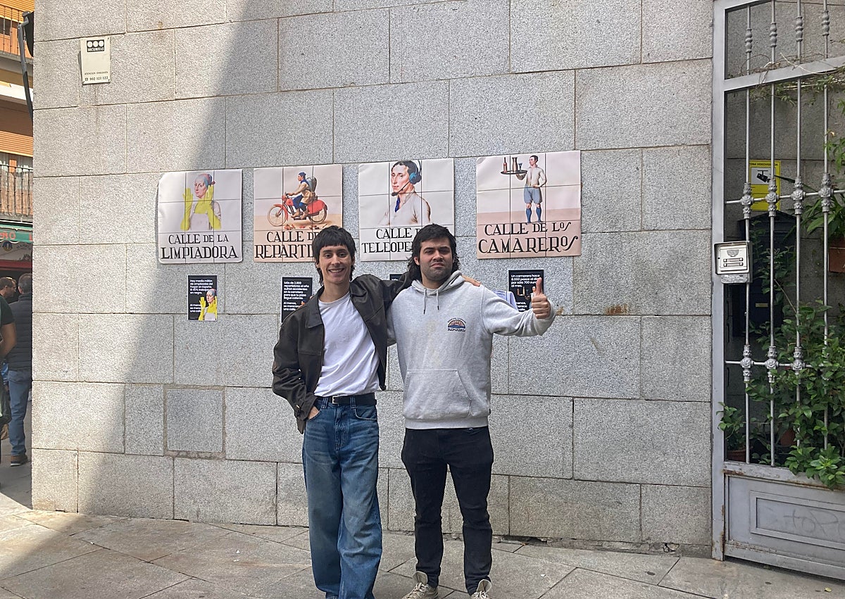 Imagen secundaria 1 - Algunos de los cárteles desplegados por Raúl, a la izquierda en la segunda fotografía, y Leandro.