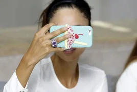 Una mujer sacando una foto con su teléfono móvil