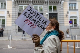 Un centenar de personas se congregaron este lunes en la sede del CGPJ para protestar «contra el golpismo con toga».