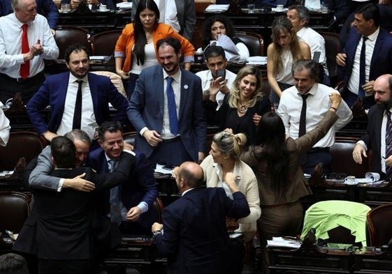 Los diputados afinen al presidente argentino, Javier Milei, celebran el resultado de la votación.