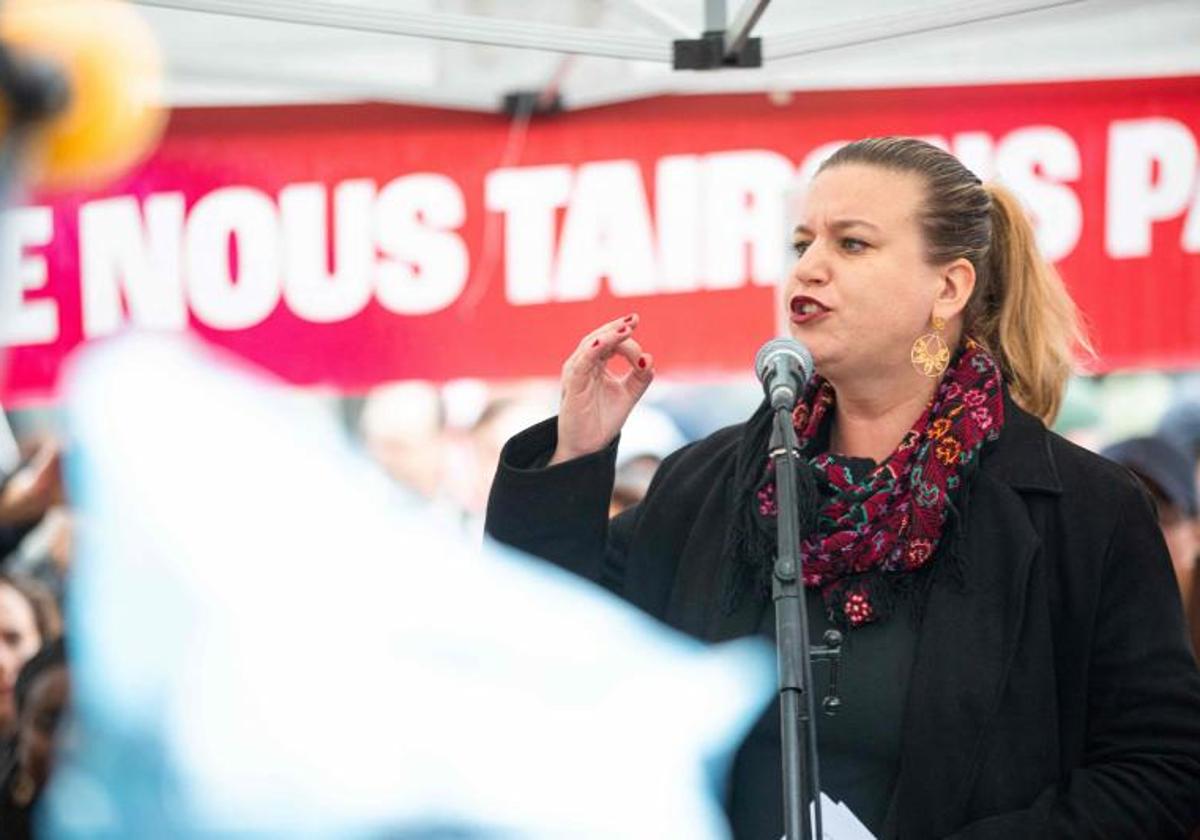 La jefa del grupo parlamentario de La Francia Insumisa, Mathilde Panot, en un mitin en París antes de acudir a declarar ante la Policía.